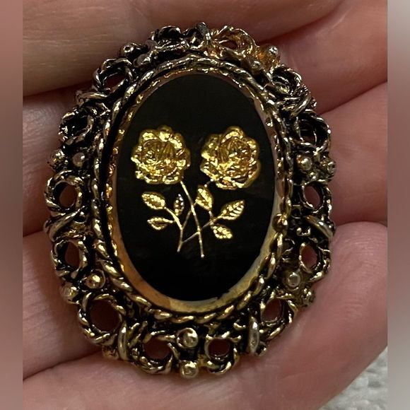 Updated- Vintage gold double rose etched brooch - Picture 1 of 9